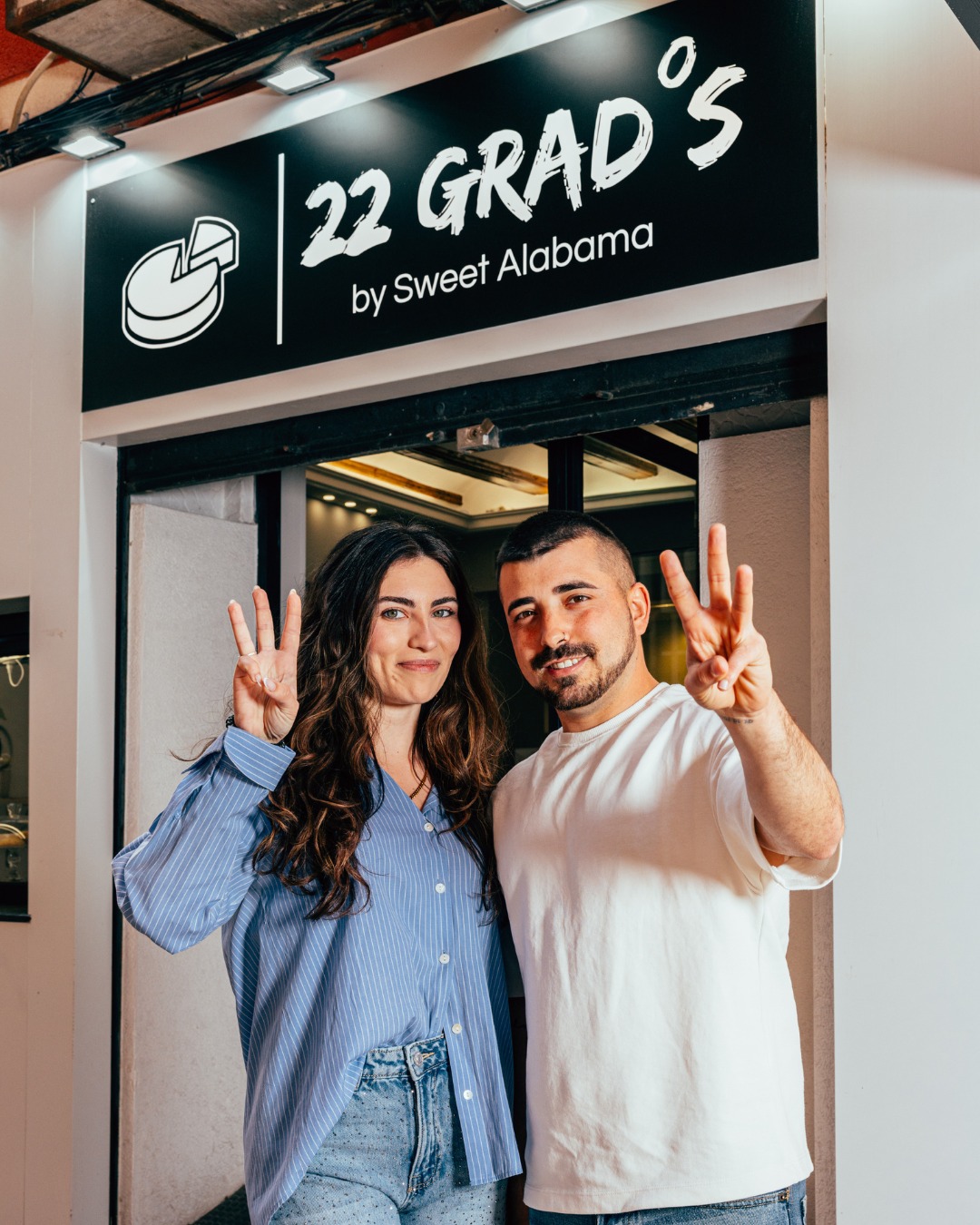 Equipo de 22 Gradºs en su tienda